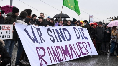 Demonstranten in Düsseldorf protestieren gegen die Abstimmung der Union mit der AfD. (Foto: Roberto Pfeil/dpa)