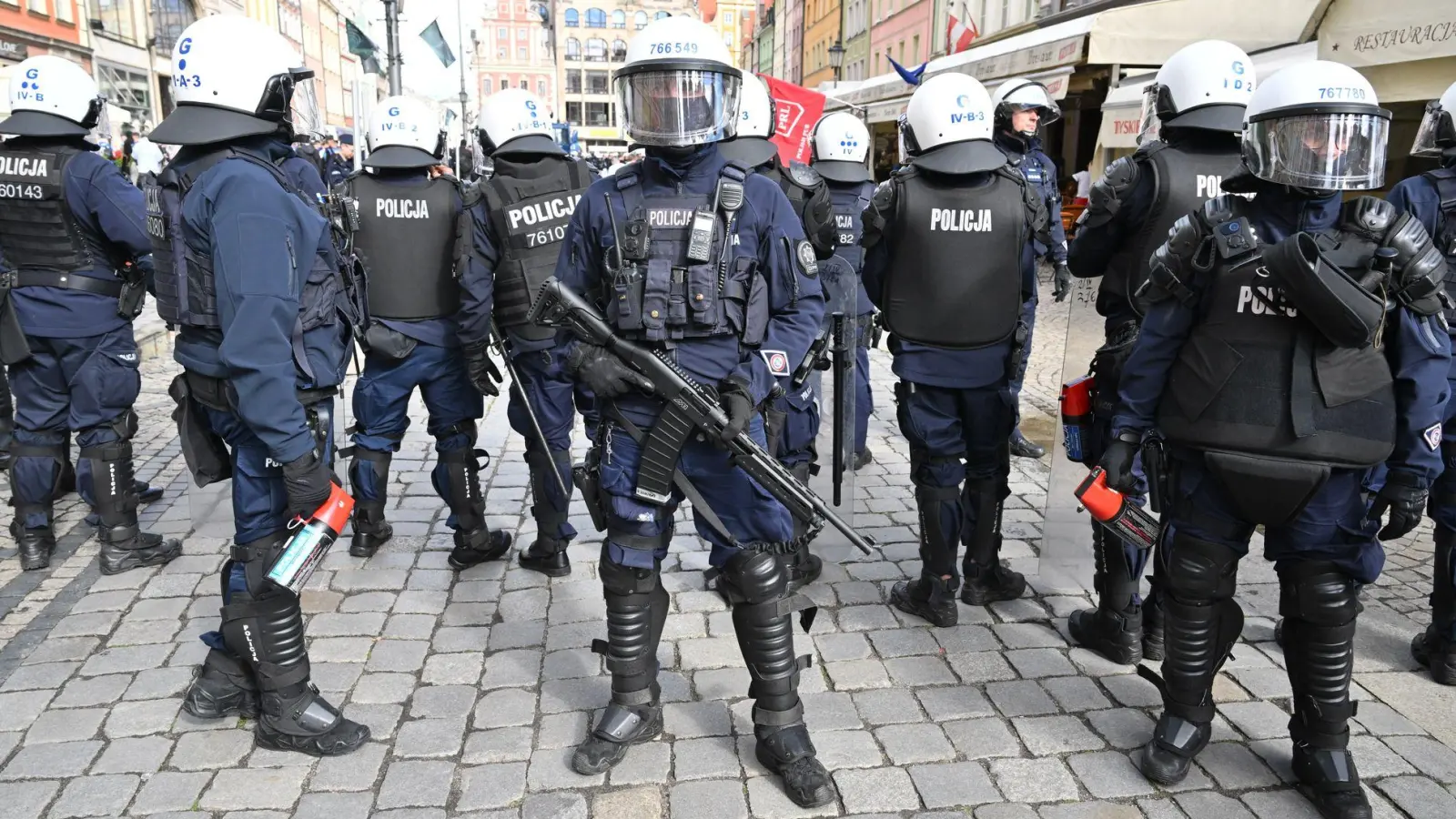 Vor dem Finale war es auf den Straßen Breslaus unruhig. (Foto: Maciej Kulczynski/PAP/dpa)