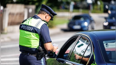 Grenzkontrolle auf der Autobahn – Die Bundespolizei stoppte einen Serben mit gleich drei Haftbefehlen am Grenzübergang Walserberg. (Symbolbild) (Foto: Matthias Balk/dpa)