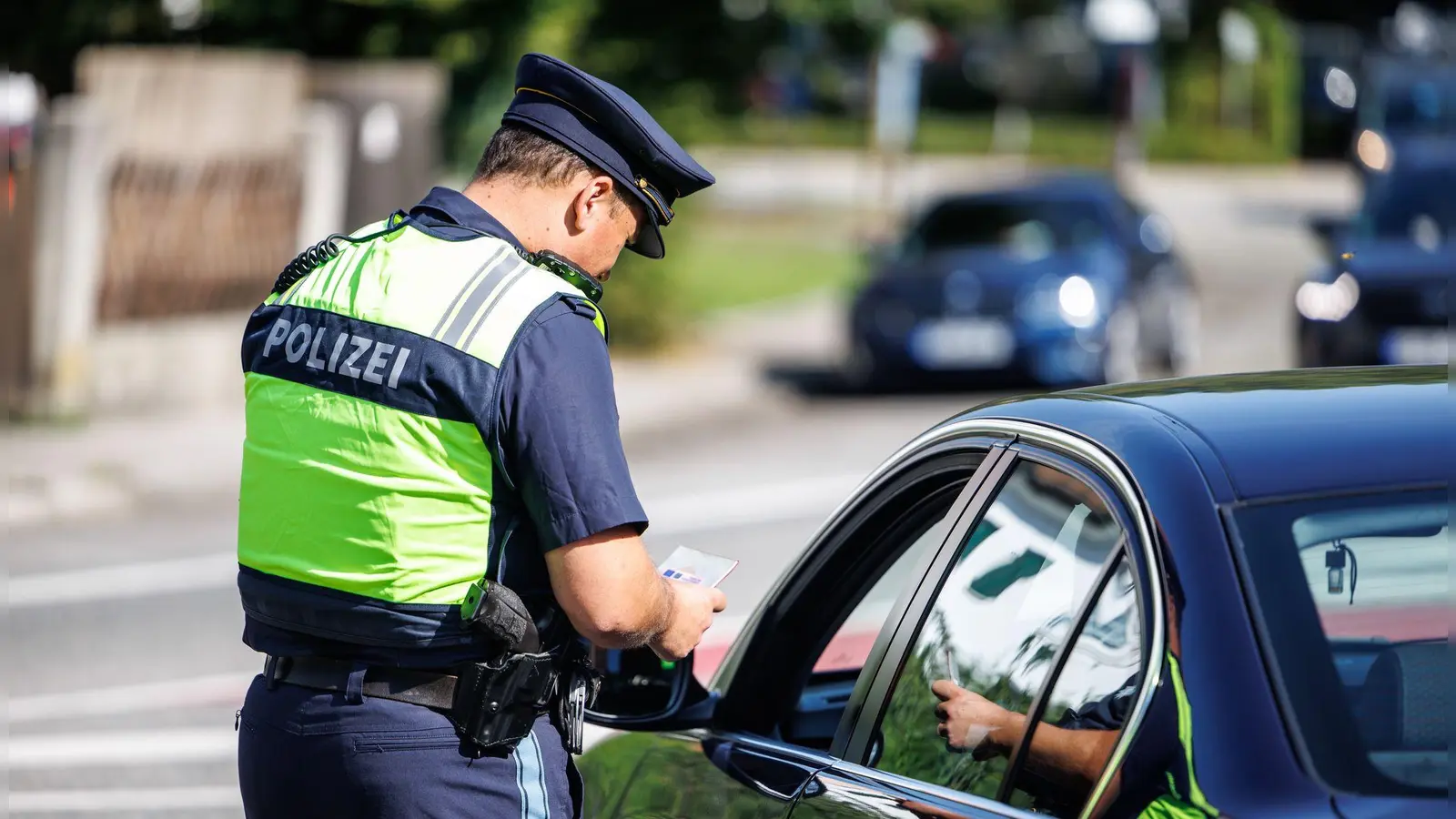 Grenzkontrolle auf der Autobahn – Die Bundespolizei stoppte einen Serben mit gleich drei Haftbefehlen am Grenzübergang Walserberg. (Symbolbild) (Foto: Matthias Balk/dpa)