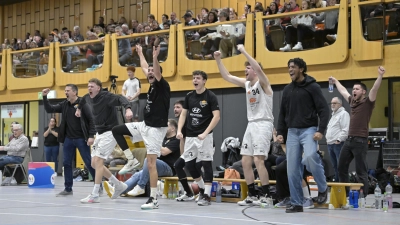 Die Neustädter (hier im Heimspiel gegen Dresden) können auch nachträglich jubeln: Sie bleiben in der 1. Regionalliga. (Foto: Martin Rügner)