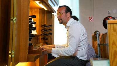 An der Paul-Ott-Orgel der Kirche St. Nikolai in Neuendettelsau: Matthias Grünert. (Foto: Elke Walter)