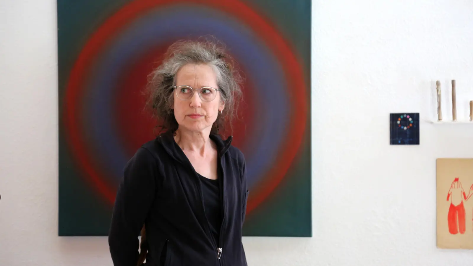 Lässt sich für ihre Arbeiten von Materialien inspirieren: die Künstlerin Salomea. (Foto: Martina Kramer)