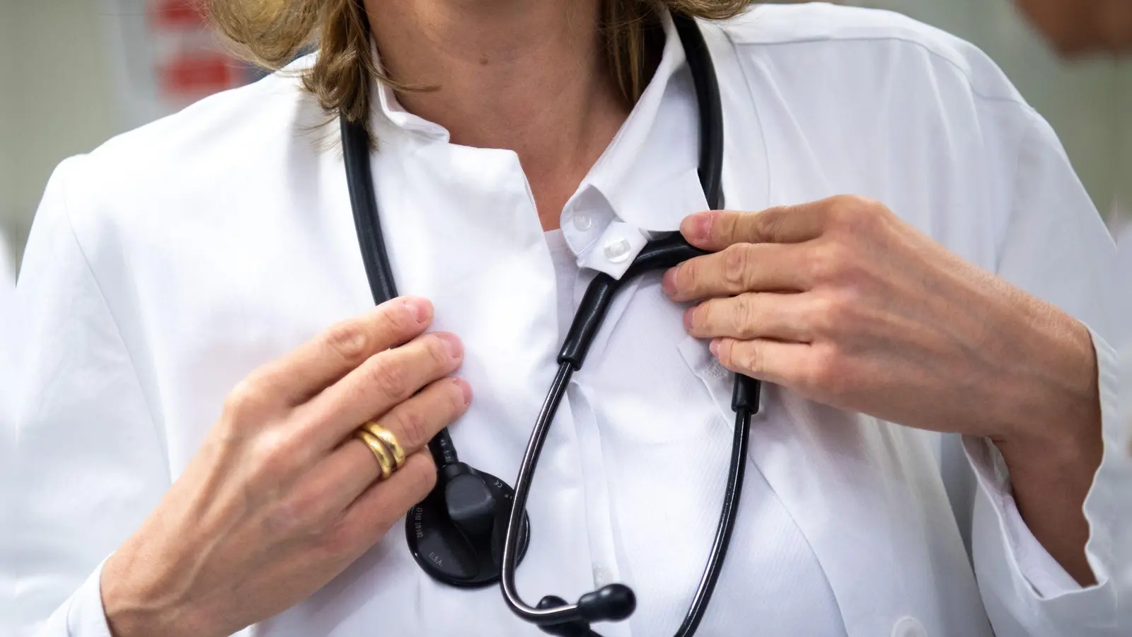 Laut einer Studie haben Frauen, die von einer Ärztin behandelt werden, bei bestimmten Krankheiten eine etwas geringere Sterberate. (Foto: Monika Skolimowska/dpa-Zentralbild/dpa)