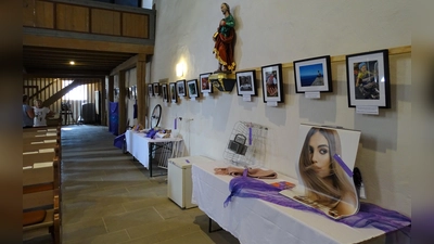 Die Bilderausstellung, die illustrieren soll, in welchen Facetten Luxus auftreten kann, ist täglich von 9 ist 18 Uhr geöffnet. (Foto: Laura Mack)