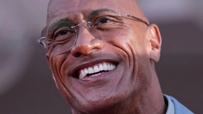 Hollywood-Star und Ex-Wrestler Dwayne „The Rock“ Johnson hat über den schmerzhaftesten Moment seines Lebens gesprochen. (Archivbild) (Foto: Alessandra Tarantino/Invision/AP/dpa)