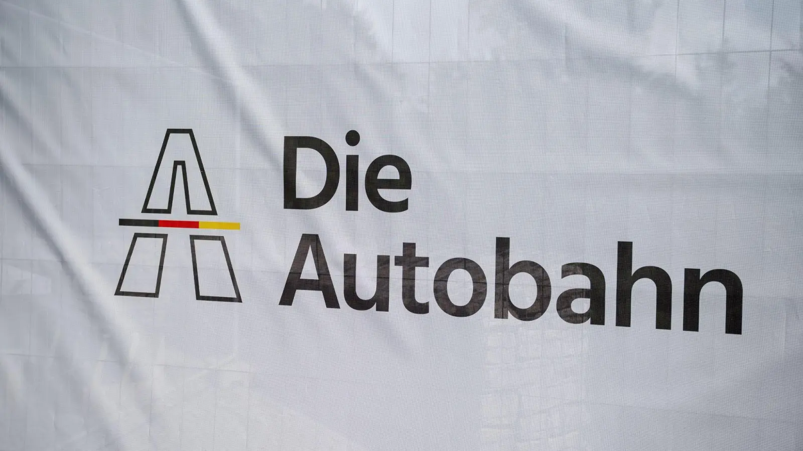 Die Autobahn GmbH muss Hitzeschäden auf der Autobahn 93 beseitigen. (Symbolbild) (Foto: Daniel Vogl/dpa)