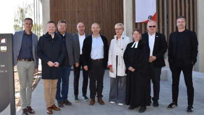 Das neue Gästehaus der Landwirtschaftlichen Lehranstalten in Triesdorf ist eröffnet. Darüber freuten sich verschiedene Vertreter von LLA und Bezirk sowie Pfarrerin Simone Sippel und Bürgermeister Willi Albrecht. (Foto: LLA)