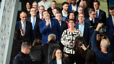 Der designierte Kanzler Merz spricht von „Arbeitskoalition“. Am Dienstag soll das schwarz-rote Regierungsbündnis seine Arbeit aufnehmen. (Archivbild) (Foto: Sebastian Christoph Gollnow/dpa)