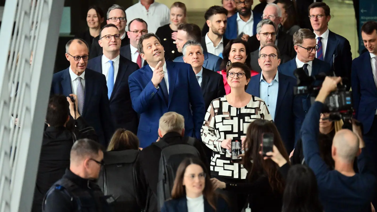 Der designierte Kanzler Merz spricht von „Arbeitskoalition“. Am Dienstag soll das schwarz-rote Regierungsbündnis seine Arbeit aufnehmen. (Archivbild) (Foto: Sebastian Christoph Gollnow/dpa)
