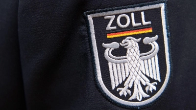 An der Razzia des regionalen Ermittlungszentrums der Finanzkontrolle Schwarzarbeit des Hauptzollamtes Frankfurt beteiligten sich rund 380 Einsatzkräfte. (Symbolbild)  (Foto: Ralf Hirschberger/dpa)