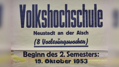 Im Jahr 1953 ging die Volkshochschule Neustadt/Aisch an den Start – hier ein Plakat des zweiten Semesters. Skurril: Solche Vorlesungsverzeichnisse gab es seinerzeit auch bei der Stadtpolizei. (Repro: Anita Dlugoß)