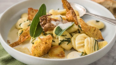 Mediterraner Genuss: Die Mischung aus Salbei und Butter passt perfekt zu Gnocchi, und sorgt für ein aromatisches, feines Geschmackserlebnis. (Foto: Christin Klose/dpa-tmn)
