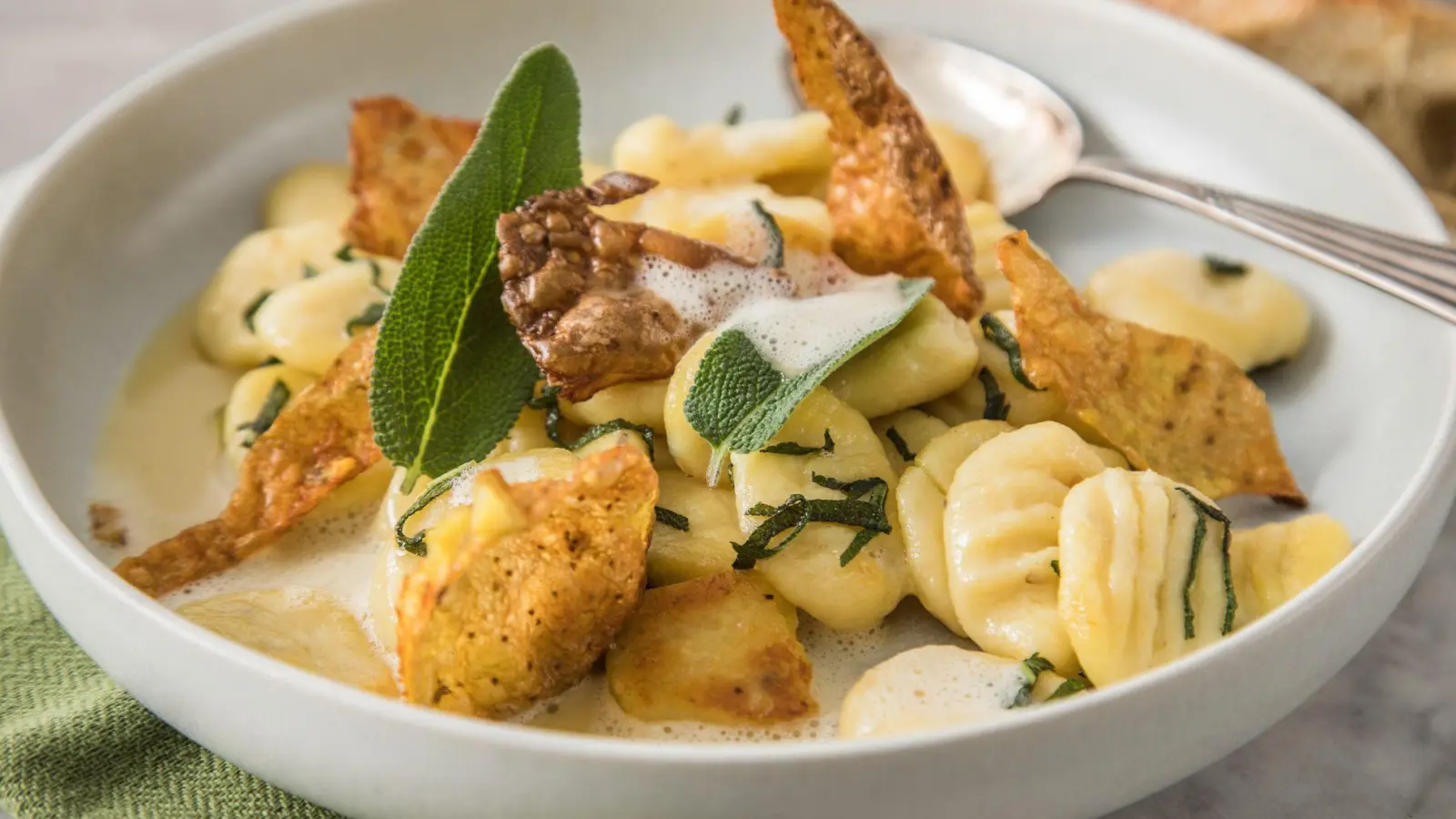 Mediterraner Genuss: Die Mischung aus Salbei und Butter passt perfekt zu Gnocchi, und sorgt für ein aromatisches, feines Geschmackserlebnis. (Foto: Christin Klose/dpa-tmn)