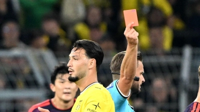Ramy Bensebaini ist im Franz-Beckenbauer-Supercup vom Platz geflogen.  (Foto: Federico Gambarini/dpa)