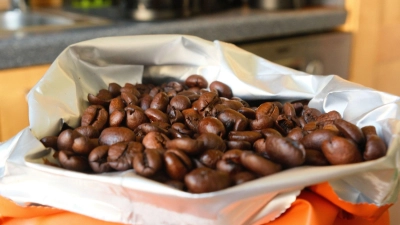 Die Preise von Kaffeebohnen sind über mehrere Jahre gestiegen. (Symbolbild)  (Foto: Georg Hilgemann/dpa)