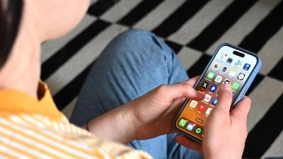 Junge Leute in Deutschland nutzen die großen Social-Media-Plattformen weniger intensiv als noch vor einem Jahr. (Symbolbild) (Foto: Elisa Schu/dpa)