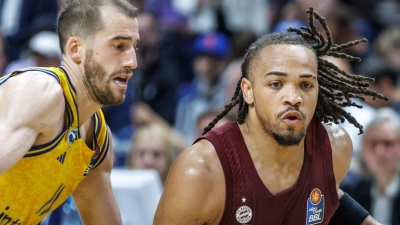 Carsen Edwards (r) und der FC Bayern München gewannen in Berlin Spiel drei der Finalserie. (Foto: Andreas Gora/dpa)