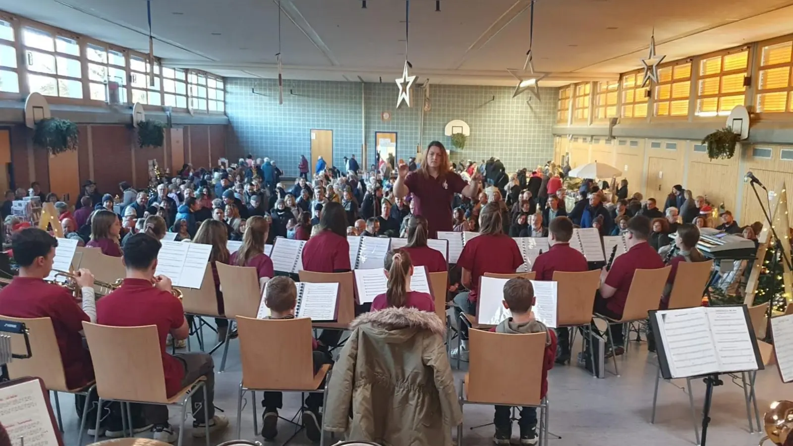 Schnelldorfer Weihnacht: In der Frankenlandhalle gab es weihnachtliche Weisen von den Kindern der Musikschule „Musikus e.V.“ unter der Leitung von Kathrin Unbehauen.  (Foto: Friedrich Strohmeier)