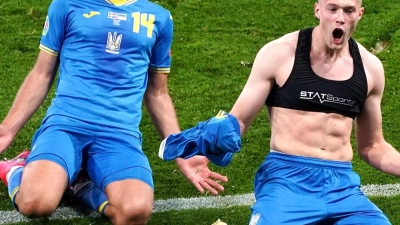 Ukraines Artem Dowbyk (r) bejubelt sein Tor zum 2:1 gegen Schweden in der zweiten Hälfte der Verlängerung. (Foto: Andrew Milligan/PA Wire/dpa)