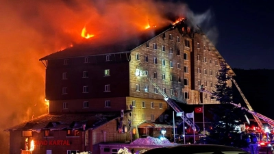 In einem Skigebiet in der Türkei brennt ein Hotel. (Foto: IHA/AP/dpa)