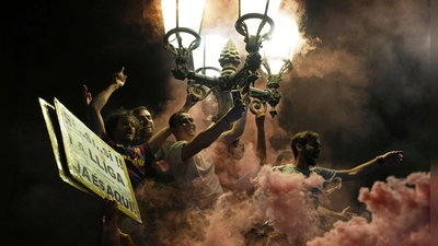 FC Barcelona-Fans feiern auf der Straße, nachdem ihre Mannschaft die spanische Fußballliga gewonnen hat. (Foto: Emilio Morenatti/AP/dpa)