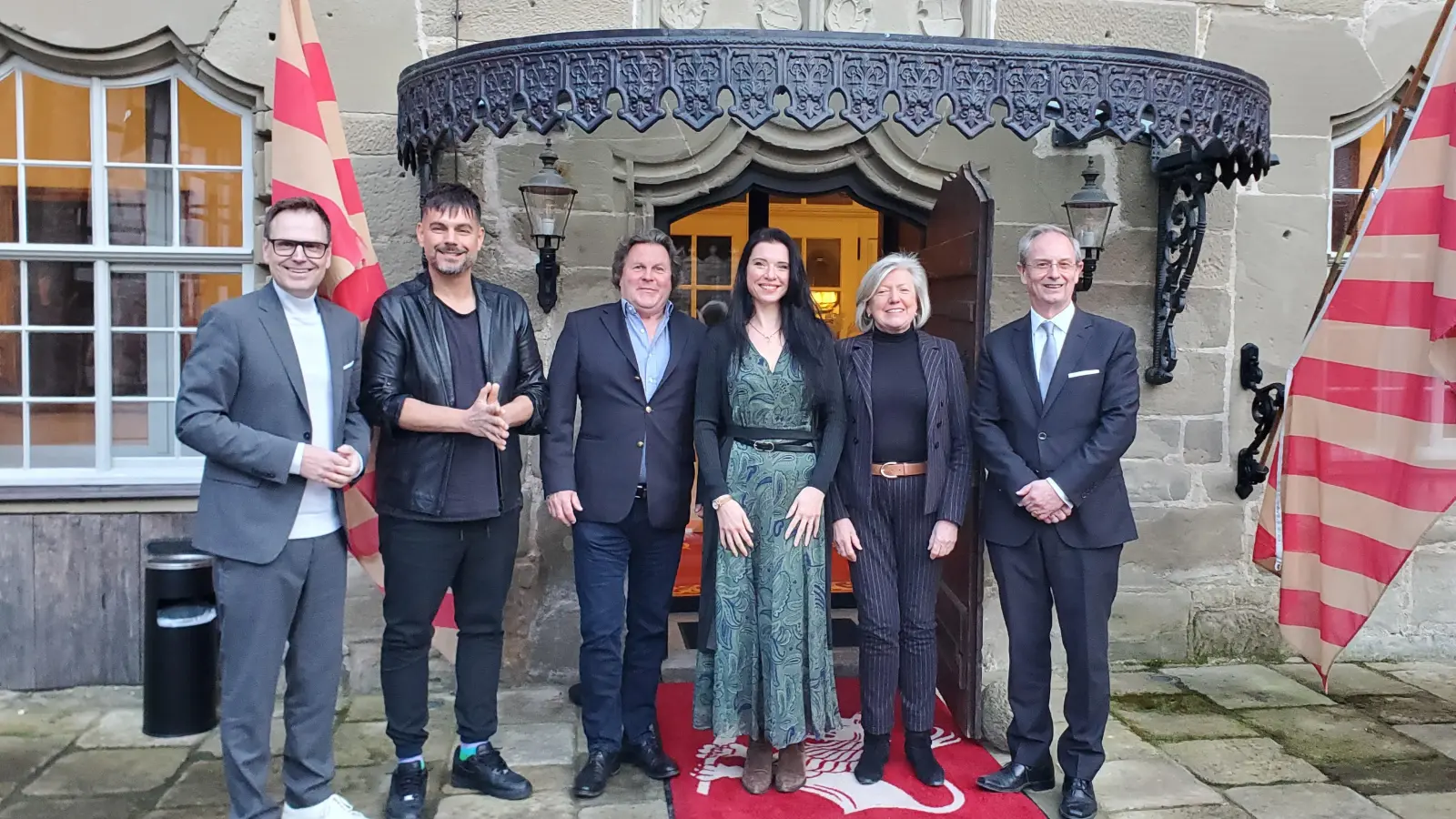 Freuen sich auf die neu konzipierte Konzertreihe „Dein Lied”, die den Landkreis auch über seine Grenzen hinaus bekannter machen soll: Landrat von Dobschütz, Nevio Passarim, Christoph von Weitzel, Margarita Vilsone, Edith von Weitzel-Mudersbach als Vorsitzende des Vereins „Musik ins Leben” und Hoteldirektor Michael Zager,  (Foto: Ulli Ganter)