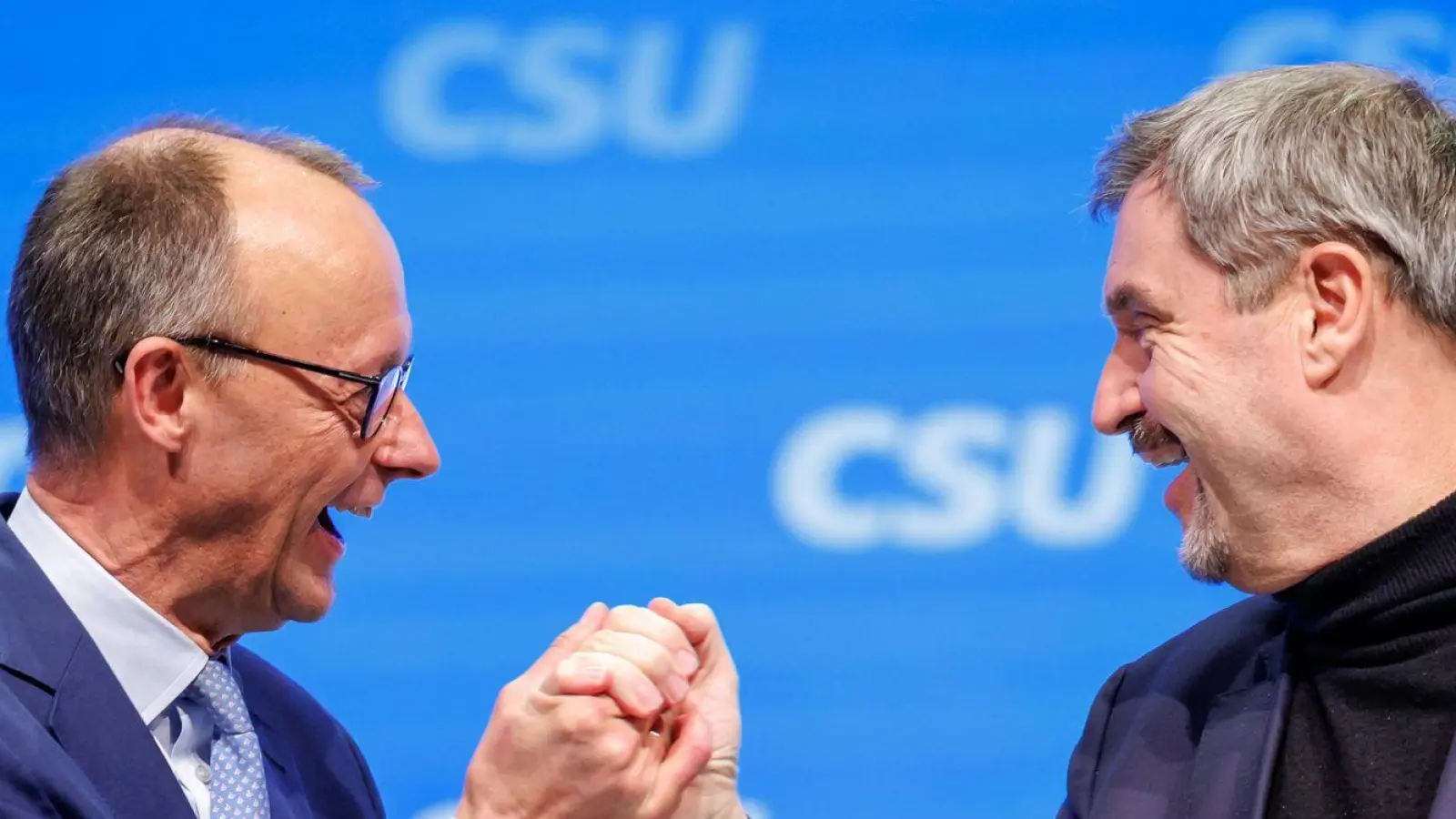 Die Chefs von CSU und CDU, Markus Söder und Friedrich Merz, setzen auf Geschlossenheit im Wahlkampf.  (Foto: Daniel Karmann/dpa)