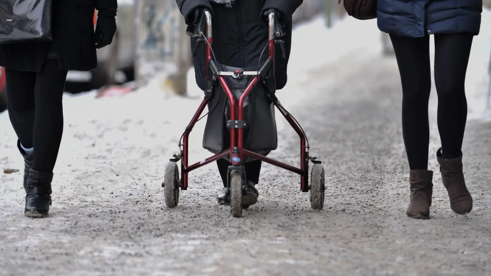 Mehr Profiltiefe bei Rollatorrädern und Schuhsohlen sorgen für besseren Halt auf glatten Wegen. (Foto: Paul Zinken/dpa/dpa-tmn)