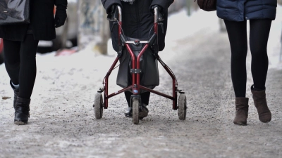 Menschen, die nicht mehr uneingeschränkt mobil sind, nutzen in Dinkelsbühl den Bürgerbus. (Symbolbild: Paul Zinken/dpa)