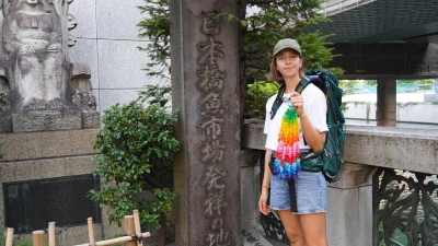 Eva Fritz hält eine Kette aus bunten  Papierkranichen in der Hand. Sie will von Tokio aus zweieinhalb Monate lang mit Rucksack und Zelt 1000 Kilometer über Kyoto bis nach Hiroshima wandern. (Foto: Eva Fritz/privat/dpa)