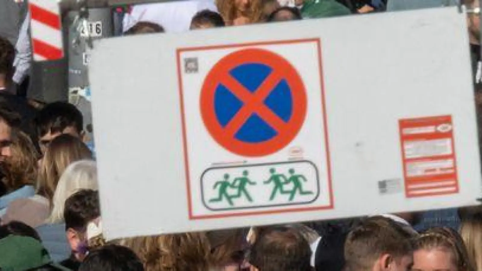Wegen Überfüllung haben die Behörden die Zugänge zum Münchner Oktoberfest geschlossen. (Foto: Peter Kneffel/dpa)