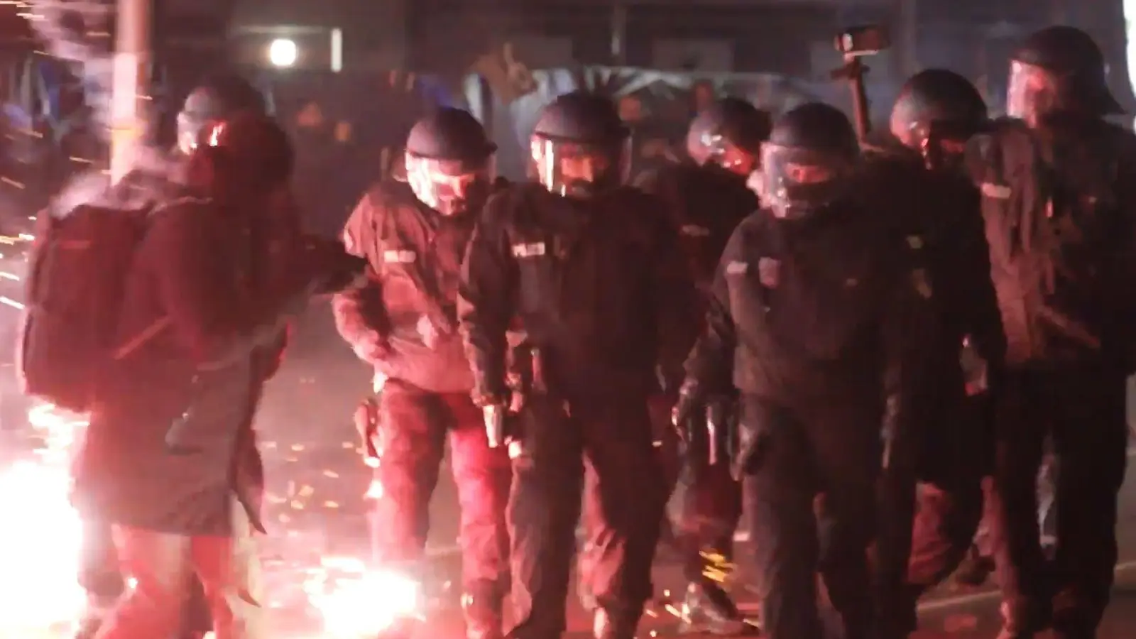 Polizisten in der Silvesternacht in Berlin. (Archivbild)  (Foto: Julius Schreiner/dpa)