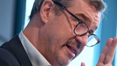 Söder gratuliert Cem Özdemir - schimpft aber dennoch. (Foto: Malin Wunderlich/dpa)