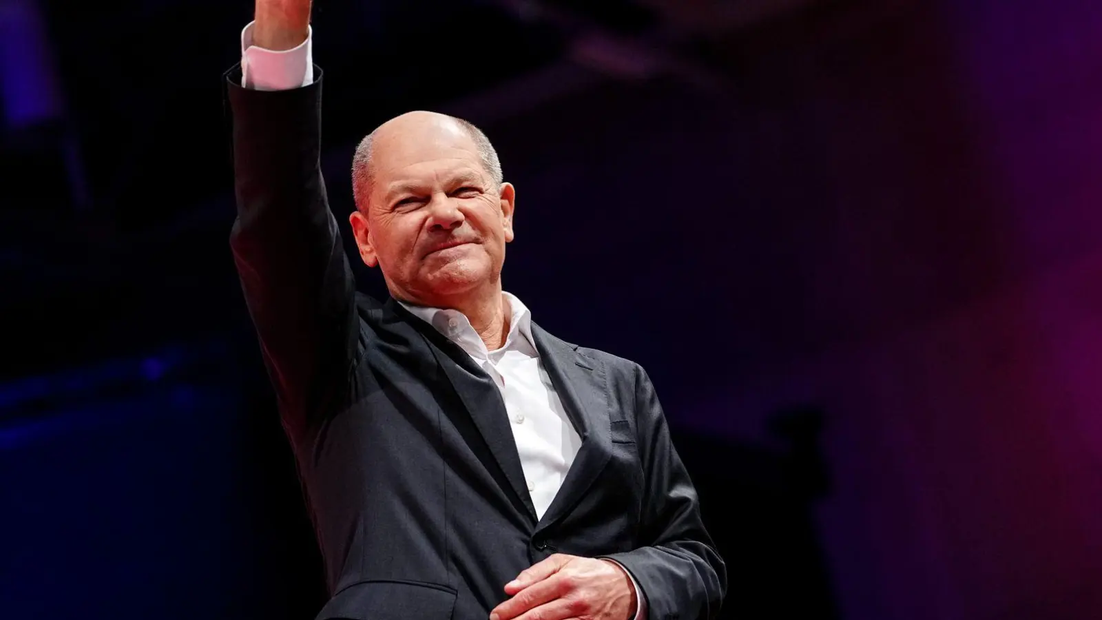 Bundeskanzler Olaf Scholz winkt den Delegierten. (Foto: Kay Nietfeld/dpa)