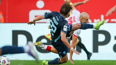 Sigurd Haugen (l) in Aktion. Der beste 1860-Torschütze ist wieder im Training. (Archivbild) (Foto: Christoph Reichwein/dpa)