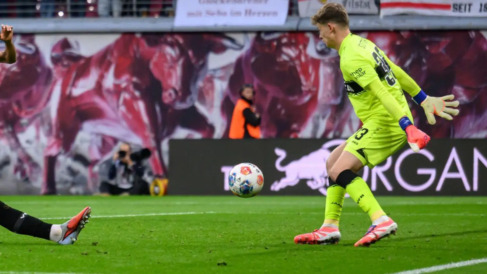  Alexander Nübel (VfB Stuttgart) hat beim 1:3 in Leipzig trotz Patzer eine starke Leiistung gezeigt. (Foto: Hendrik Schmidt/dpa)