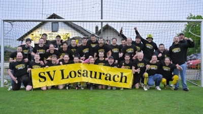 Der SV Losaurach, Meister der Kreisklasse 2: (oben, von links) Luis Pfeiffer, Tobias Lorenz, Valentin Woitech, Tobias Wehr, Moritz Zink, Dennis Droßel, Tobias Holmes, Alexander Anselstetter, Marc Köllner, Felix Zeilinger, Jonas Scheuenstuhl, Jannis Droßel, Christopher Göß, Marco Weber, Roman Nestler, Franz Gebhard, (Mitte, von links) Timo Kerschensteiner, Daniel Eckert, Wai Ao-Yong, (unten, von links) Niko Biermann, Marius Schneider, Niklas Schneider, Benedikt Woitech, Noah Reuthlingshöfer, Niklas Stahringer, Max Stirnweiß, Jonas Ruppe, Niklas Engel, Marco Volkert, Henric Raab und Dominic Meyer. (Foto: Martin Rügner)