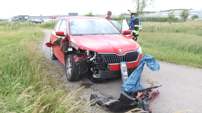 Der von der Bundesstraße abgekommene Wagen kam auf dem Radweg zum Stehen.  (Foto: NEWS5/Thomas Haag)