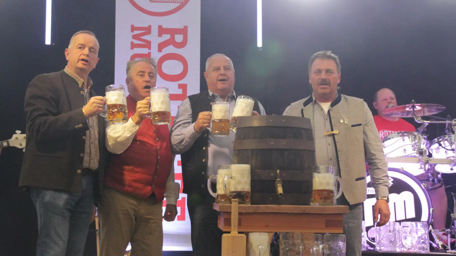 Ob in der Riesenschaukel, im Zelt oder am Schießstand: Beim Frühlingsfest in Ansbach ist für alle etwas geboten. (Foto: Robert Maurer)