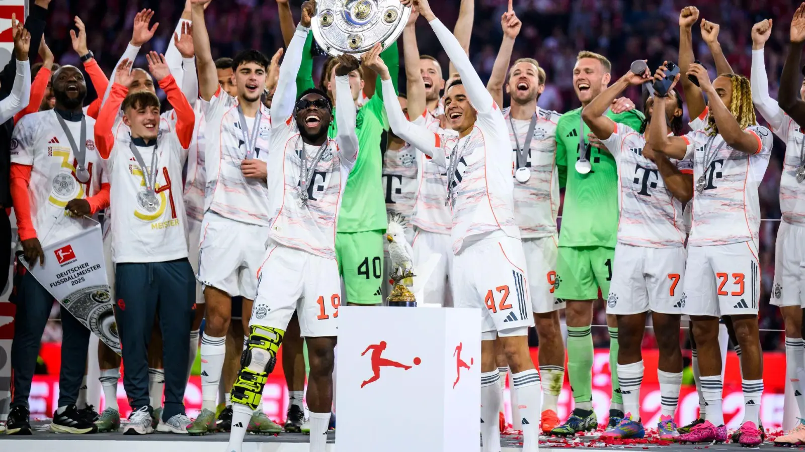 Spätestens nach 34 Spieltagen ist klar, wer die Meisterschale in die Höhe recken darf. (Foto: Tom Weller/dpa)