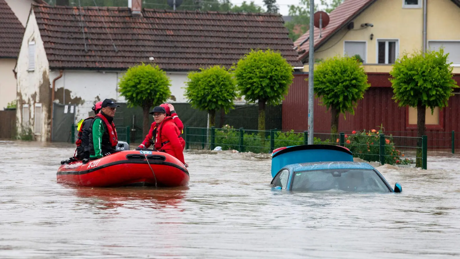 Bei dem Hochwasser vor einem Jahr waren in Bayern Straßen teilweise nur noch mit Booten befahrbar. (Archivfoto) (Foto: Stefan Puchner/dpa)