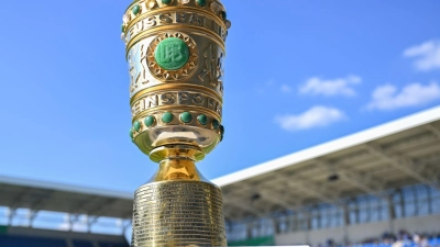 Das Sehnsuchtsziel des FC Bayern: der DFB-Pokal. (Foto: Hendrik Schmidt/dpa)