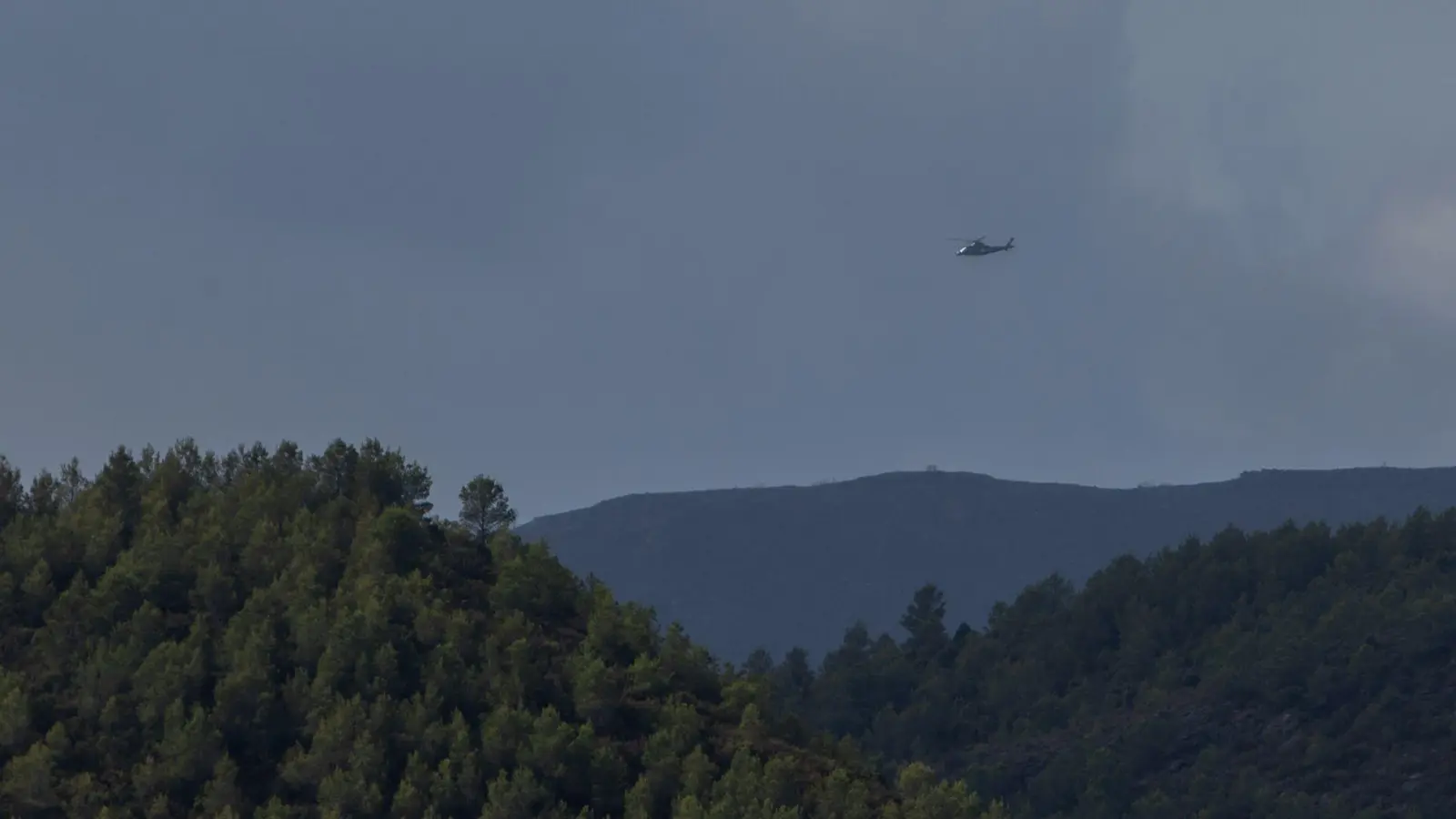 Der in der Gemeinde Segorbe durch einen Blitz ausgelöste Waldbrand ist zwar noch nicht ganz gelöscht, aber unter Kontrolle. (Foto: Javier Escriche/EUROPA PRESS/dpa)