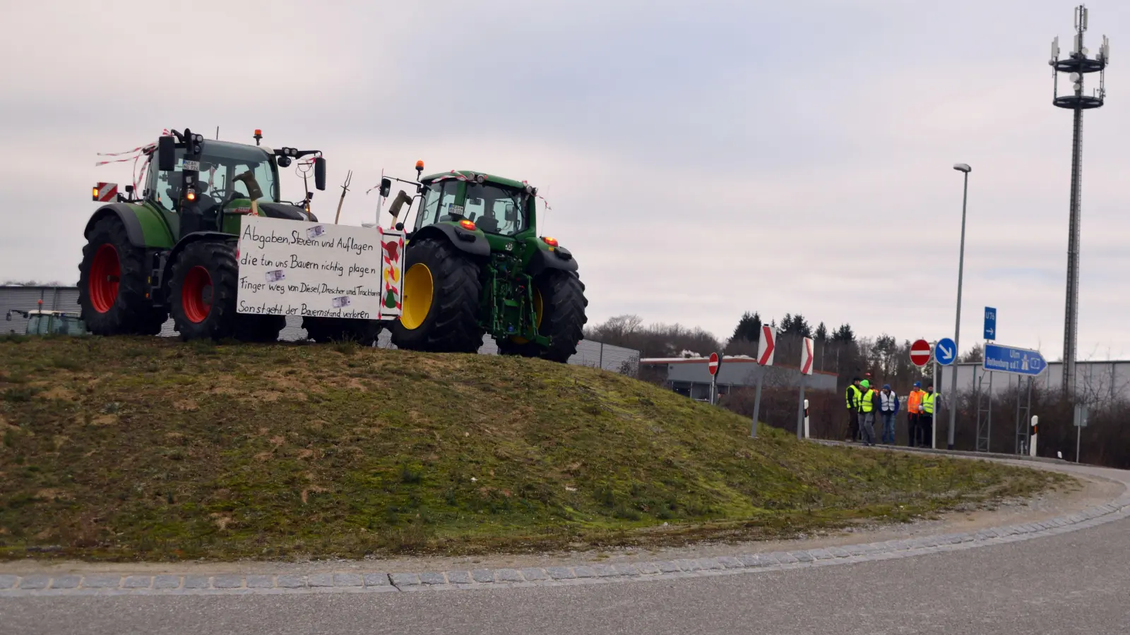 Ab auf den Kreisel: Sichtbare Protestform bei Uffenheim. (Foto: Johannes Zimmermann )