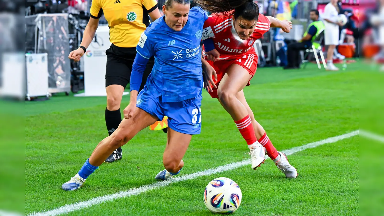 Leverkusens Nationalspielerin Carlotta Wamser (l) ringt mit Bayerns Jovana Damnjanovic um den Ball. (Foto: Sven Hoppe/dpa)