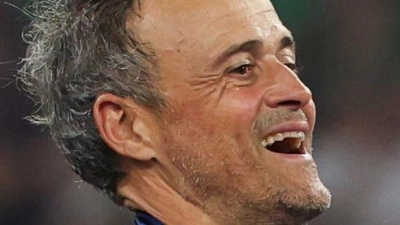 Luis Enrique und der Henkelpott. (Foto: Christian Charisius/dpa)