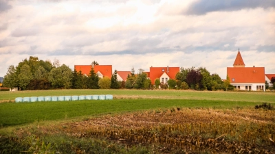 Das geplante Segringer Baugebiet Schellenheckfeld West würde an die bestehende Bebauung anschließen. In der Bauleitplanung gibt es jetzt einen weiteren Beschluss des Stadtrats. (Foto: Martina Haas)