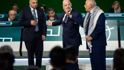 Gianni Infantino (M) kann Dschibril Radschub, Präsident des Palästinensischen Verbandes, und den israelischen Vizechef Bassim Scheich Suliman (l) auf der Kongressbühne nicht versöhnen.  (Foto: Ethan Cairns/The Canadian Press/AP/dpa)