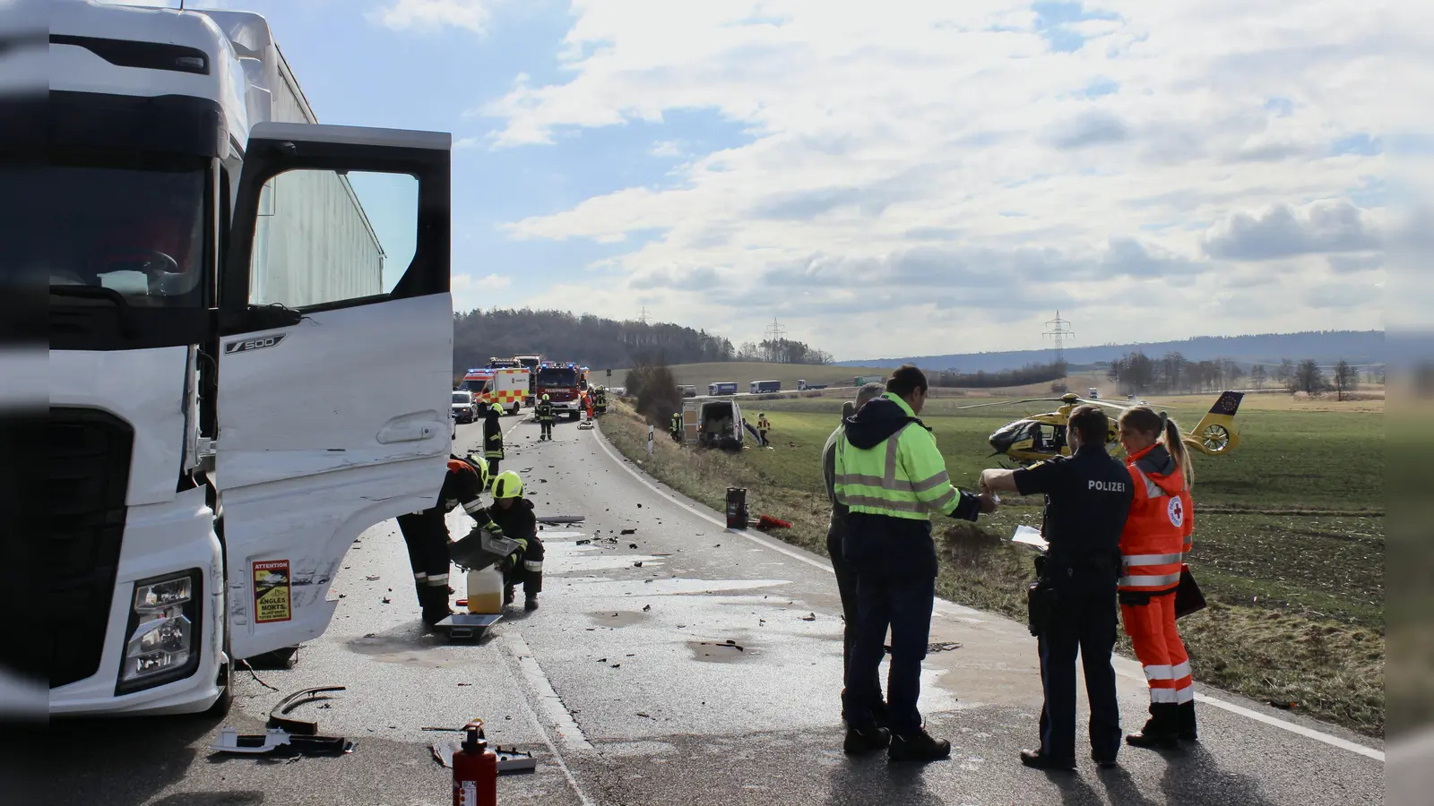 Der Rettungshubschrauber steht bereit; die Straße ist übersät mit Kleinteilen des Sprinters. (Foto: Hans-Jochen Teufel)